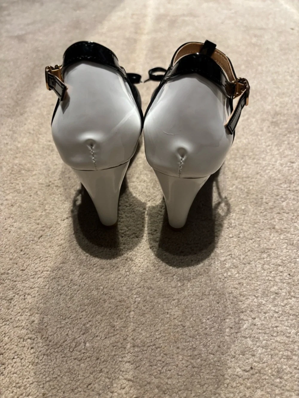 Source Unknown White and Black T‑Strap Bow Heels - Picture 3 of 6